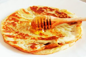 Clatite cu unt si miere de albine