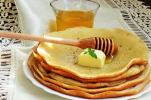 Clatite cu unt si miere de albine