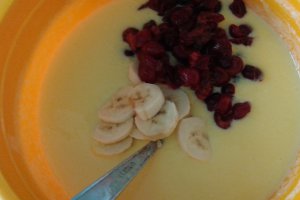 Plăcintă cu iaurt, vișine și banane