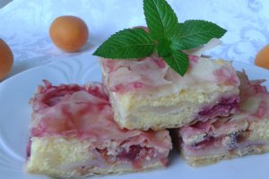 Plăcintă cu iaurt, vișine și banane