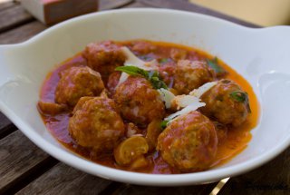 Perisoare de carne cu sos tomat si ciuperci