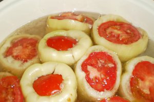 Ardei  umpluti cu capac de rosii