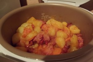 Mancare taraneasca de cartofi si ciolan afumat