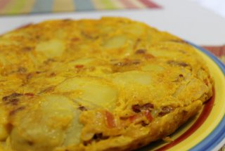 Tortilha spaniola cu carnati picanti