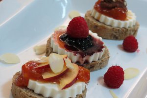 Tartine cu miez de lapte, dulceata si fructe