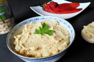 Pasta de naut cu salata de ardei kapia