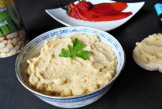 Pasta de naut cu salata de ardei kapia