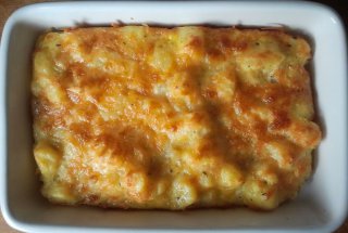 Cartofi la cuptor cu cascaval si parmezan.