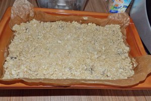 Pandispan cu prune si crumble cu martipan