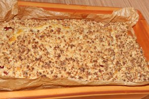 Pandispan cu prune si crumble cu martipan