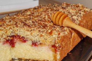 Pandispan cu prune si crumble cu martipan
