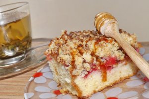Pandispan cu prune si crumble cu martipan