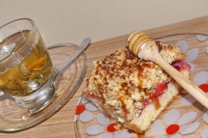 Pandispan cu prune si crumble cu martipan