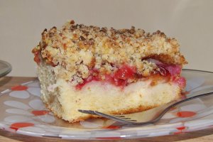 Pandispan cu prune si crumble cu martipan