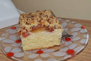 Pandispan cu prune si crumble cu martipan