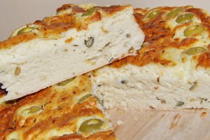 Tarta cu aluat de casa cu seminte, branza si masline verzi