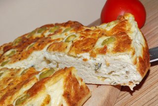 Tarta cu aluat de casa cu seminte, branza si masline verzi