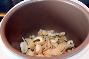 Pleurotus și dovlecei prăjiți, aromatizați cu usturoi ( MULTICOOKER)