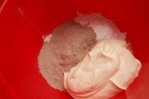 Rulada cu crema caramel si dulceata de zmeura