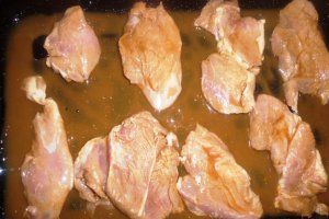 Cuburi de cartofi cu boia si porc la tava
