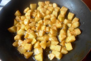 Cuburi de cartofi cu boia si porc la tava