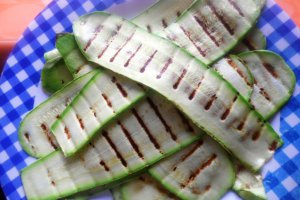 Cuburi de cartofi cu boia si porc la tava