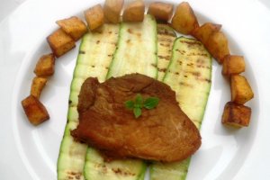 Cuburi de cartofi cu boia si porc la tava