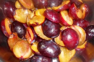 Prajitura cu melasa,prune si flori de lavanda