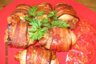 Pulpe de pui umplute cu carnaciori si invelite in bacon