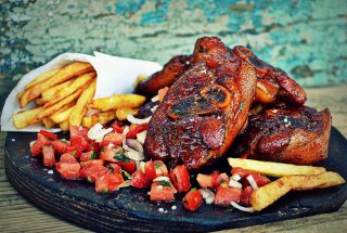 Friptură porc glazurată cu sos BBQ
