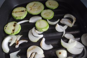 Salata calda cu dovlecei copti si carne de porc