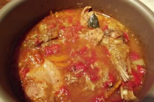 Tocanita de rosii cu ardei copt si carne de curcan