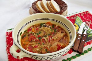 Tocanita de rosii cu ardei copt si carne de curcan