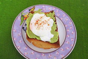Poached egg cu pasta de avocado pe paine