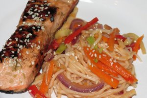 Somon asiatic crocant si noodels cu legume