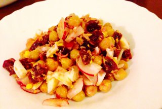 Salata de naut cu ton si sfecla rosie
