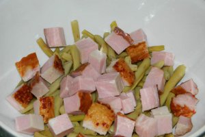 Salata de pastai cu pastrama si maioneza
