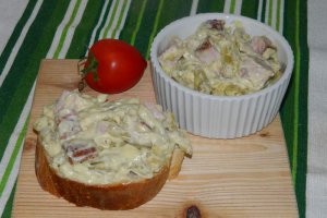Salata de pastai cu pastrama si maioneza