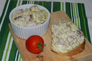 Salata de pastai cu pastrama si maioneza