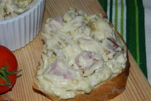 Salata de pastai cu pastrama si maioneza