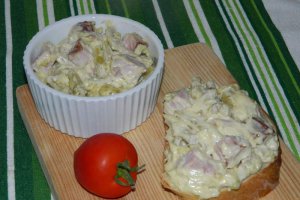 Salata de pastai cu pastrama si maioneza