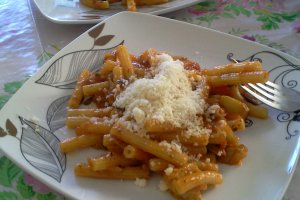 Paste cu Vinete,Masline si Sos de Rosii