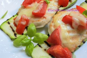 Piept de pui gratinat pe pat de dovlecel