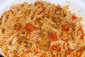 Fusilli cu ciuperci si rosii chery