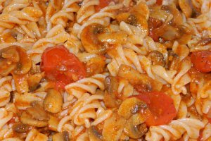 Fusilli cu ciuperci si rosii chery