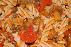 Fusilli cu ciuperci si rosii chery
