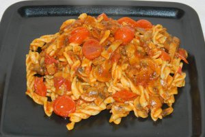Fusilli cu ciuperci si rosii chery