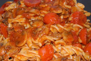 Fusilli cu ciuperci si rosii chery
