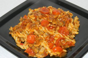 Fusilli cu ciuperci si rosii chery