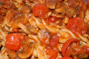 Fusilli cu ciuperci si rosii chery